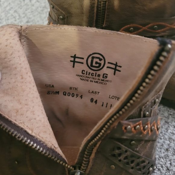 Women's size 8.5 Like New Leather Booties - Picture 3 of 7